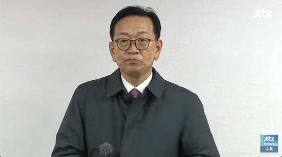 윤석열 대통령 측 석동현 변호사가 오늘(6일) 자신의 사무실에서 기자회견을 하고 있다. 〈사진=Jtbc 유튜브 캡처〉