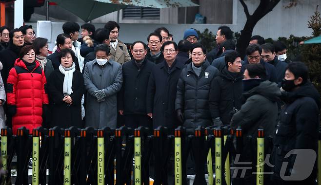 윤석열 대통령 체포영장 유효기간 마지막날인 6일 서울 용산구 윤석열 대통령 관저 앞에 국민의힘 의원들이 집결해 있다. 2025.1.6/뉴스1 ⓒ News1 박세연 기자