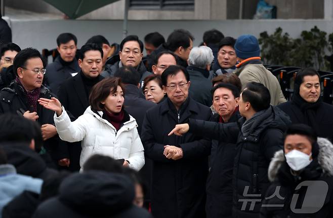 윤석열 대통령 체포영장 유효기간 마지막날인 6일 서울 용산구 윤석열 대통령 관저 앞에서 국민의힘 나경원 의원과 김기현 의원이 논의를 하고 있다. 2025.1.6/뉴스1 ⓒ News1 박세연 기자