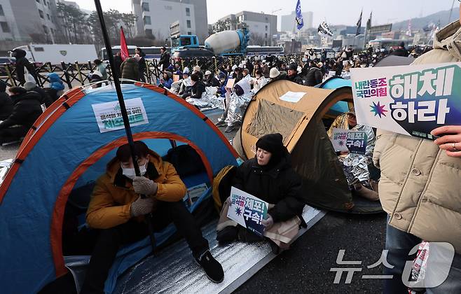 윤석열 대통령의 체포영장 유효기간 마지막 날인 6일 서울 용산구 한남동 대통령 관저 인근에서 열린 '윤석열 체포 구속 긴급행동'에서 민주노총, 진보당 등 진보단체를 비롯한 시민들이 텐트에서 윤석열 대통령 체포 및 구속을 촉구하고 있다. 2025.1.6/뉴스1 ⓒ News1 김성진 기자