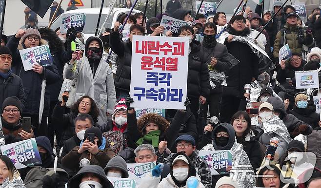 5일 서울 용산구 한남동 대통령 관저 인근에서 열린 '윤석열 체포 구속 긴급행동'에서 민주노총, 진보당 등 진보단체를 비롯한 시민들이 윤석열 대통령 체포 및 구속을 요구하며 응원봉과 손피켓을 들고 있다. 2025.1.5/뉴스1 ⓒ News1 김성진 기자