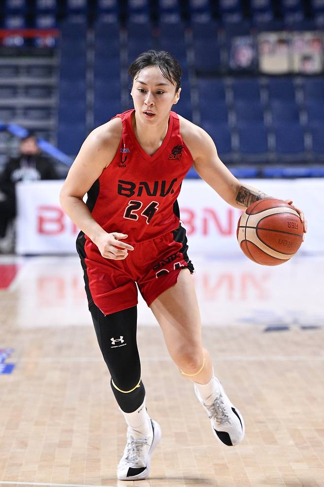 부산 BNK썸 김소니아가 5일 부산 사직체육관에서 열린 하나은행 2024~2025 여자프로농구 정규리그 하나은행전에서 드리블 하고 있다. 사진 | WKBL
