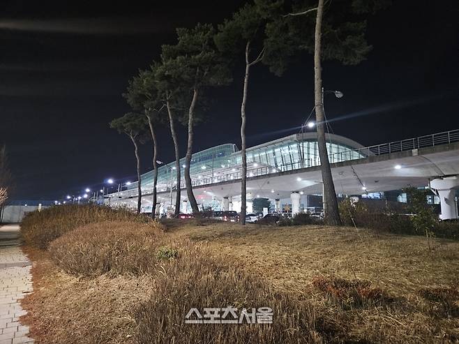 제주항공 착륙사고가 발생한 12월29일 밤 무안국제공항은 어수선하기 그지없었다. 무안 | 김동영 기자 raining99@sportsseoul.com