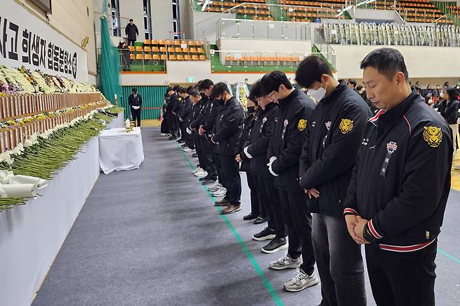 12월31일 KIA 임직원과 선수단이 전남 무안군 무안읍 무안스포츠센터에 마련된 제주항공 참사 합동분향소를 찾아 희생자를 추모하고 있다. 사진 | 무안=연합뉴스