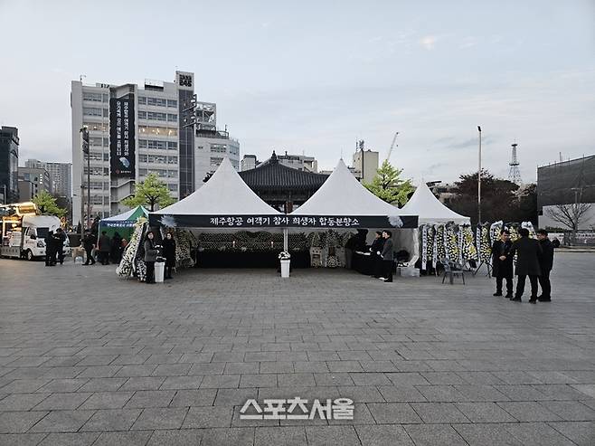 무안국제공항 제주항공 여객기 사고 발생 하루 뒤인 12월30일 광주 5.18민주광장에 합동분향소가 설치됐다. 무안 | 김동영 기자 raining99@sportsseoul.com