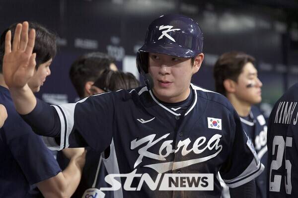 2일 서울 구로구 고척스카이돔에서 열린 2024 WBSC 프리미어12 한국 야구대표팀과 쿠바의 2차 평가전, 7회초 1사 1,3루 한국 한준수 땅볼 때 김도영 대주자 3루주자 나승엽이 득점한 뒤 기뻐하고 있다. 사진┃뉴시스