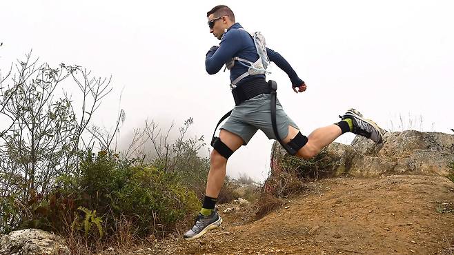 하이퍼셸의 외골격 로봇. AI가 착용자의 움직임과 지형에 맞춰 무거운 짐을 들도록 돕는다. /하이퍼셸