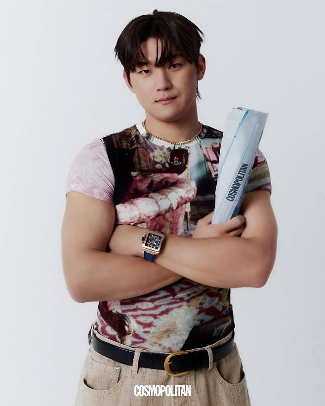 사각 케이스가 안정적이고 강인한 인상을 주는 스퀘어뱅 유니코 킹 골드 블루 워치 6천만원대 Hublot. 티셔츠 Vivienne Westwood. 목걸이 Charlotte Kim. 팬츠, 벨트 스타일리스트 소장품.