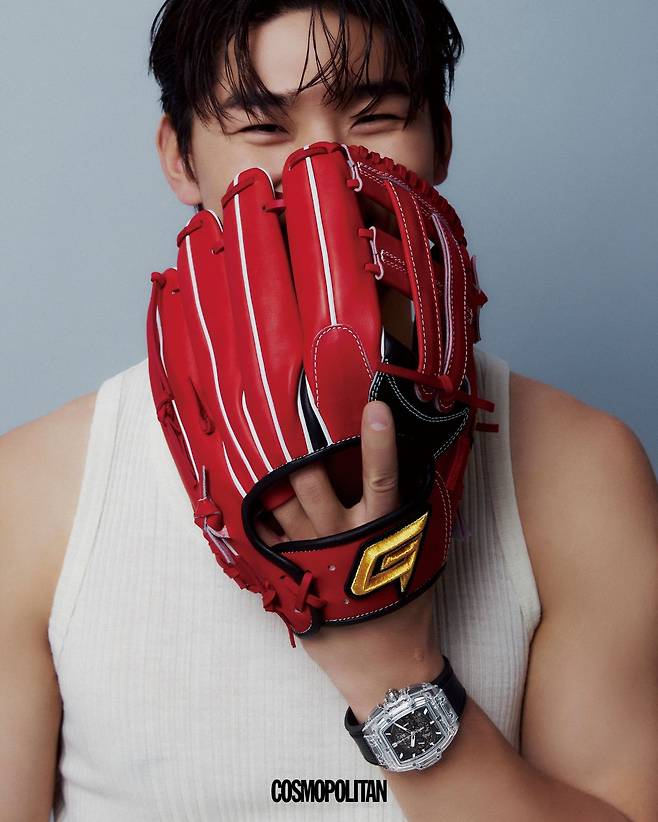 투명한 사파이어 크리스털 케이스와 매트한 블랙 디스크가 강렬한 대조를 이루는 스피릿 오브 빅뱅 매직 사파이어 워치 1억원대 Hublot. 탱크톱 스타일리스트 소장품.