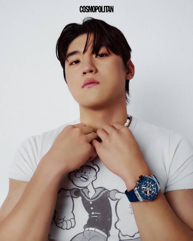 블루 세라믹 베젤이 매력적인 빅뱅 유니코 티타늄 블루 세라믹 워치 3천만원대 Hublot. 티셔츠 Coach. 목걸이 스타일리스트 소장품.