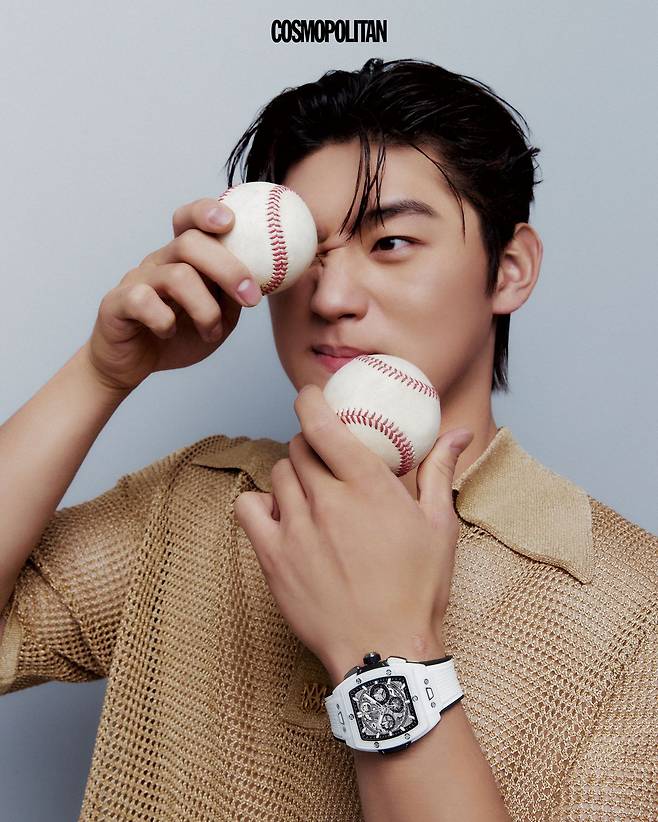 세라믹만의 우윳빛 컬러와 매끄러운 질감이 돋보이는 스피릿 오브 빅뱅 화이트 세라믹 워치 4천만원대 Hublot. 니트 톱 Amiri.