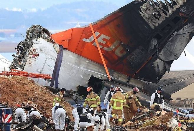 전남 무안군 무안국제공항 제주항공 여객기 참사 현장에서 수색대원들이 수색 작업을 하고 있다.ⓒ연합뉴스