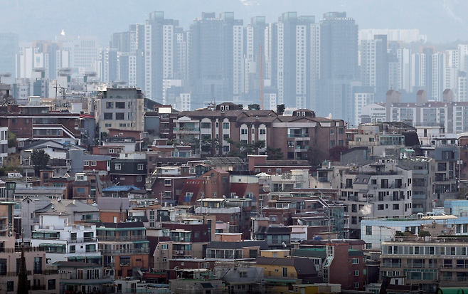 서울 시내 빌라 밀집 지역 뒤로 아파트 단지가 보인다. 연합뉴스