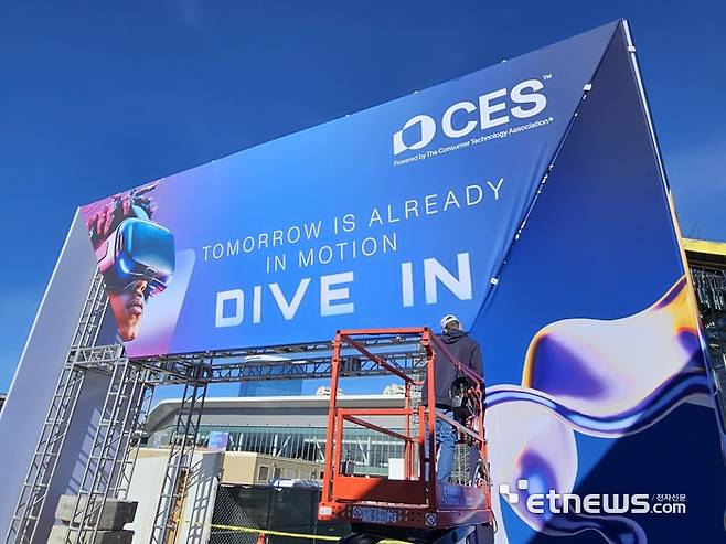 CES 2025 개막 이틀 전인 5일(현지시간) 관계자들이 컨벤션센터 통로 입구를 설치하고 있다. (사진=배옥진기자)