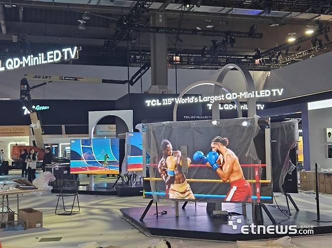 CES 2025 개막을 이틀 앞둔 5일(현지시간) TCL 부스 내에 115형 TV가 자리잡은 모습. (사진=배옥진기자)