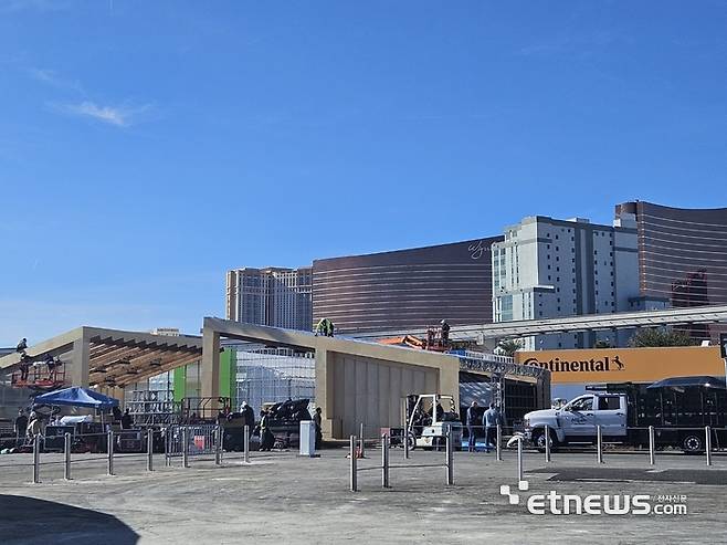 CES 2025 개막 이틀 전인 5일(현지시간) 센트럴플라자는 전시 준비가 한창이다. (사진=배옥진기자)