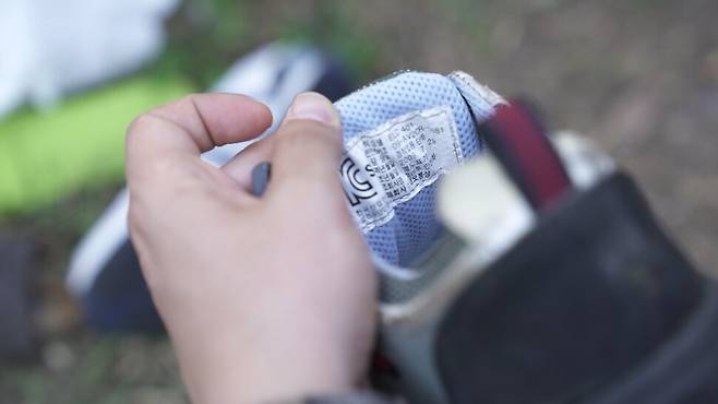 타이 아란야쁘라텟 쓰레기 매립지 인근에서 소각되고 남은 재 틈에서 발견한 한국 신발. 조윤상 피디