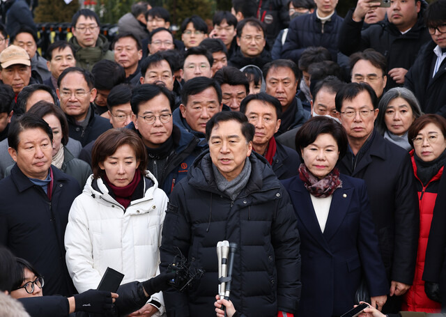 김기현 의원(가운데)을 비롯한 국민의힘 의원들이 6일 오후 서울 용산구 대통령 관저 앞에서 입장발표를 하고 있다. 연합뉴스