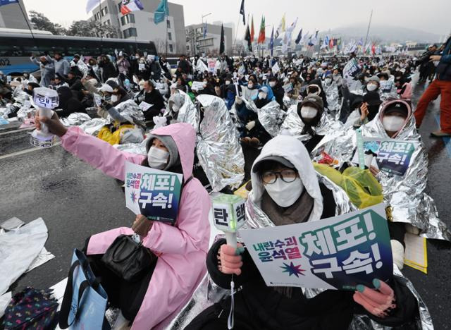 윤석열 대통령에 대한 고위공직자범죄수사처(공수처)의 체포영장 유효기간 만료를 하루 앞둔 5일 서울 용산구 대통령 관저 인근에서 민주노총 등 진보단체가 대통령 체포 및 탄핵 찬성 집회를 하고 있다. 연합뉴스