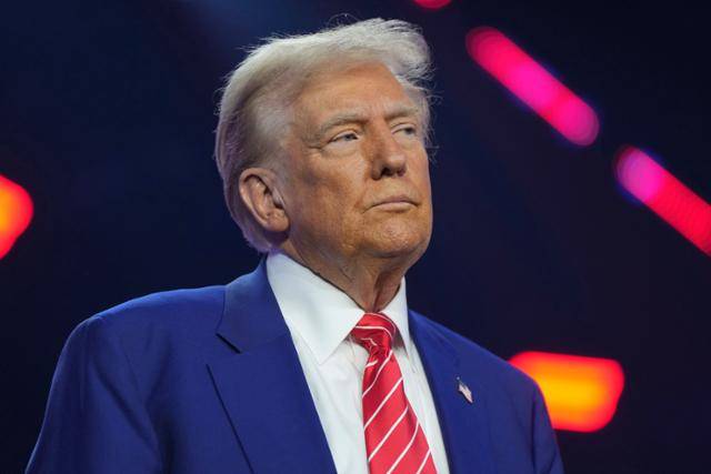 도널드 트럼프 미국 대통령 당선자가 지난달 22일 애리조나주 피닉스에서 한 행사에 참석해 있다. 피닉스=AP 연합뉴스