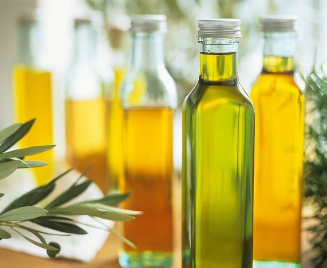 올리브오일은 온도가 높거나 빛이 드는 장소를 피해 찬장 속이나 어둡고 서늘한 곳에 보관해야 한다./사진=클립아트코리아