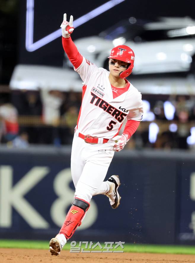 한국시리즈 2차전 삼성과 KIA의 경기가 23일 오후 광주 기아챔피언스필드에서 열렸다. KIA 김도영이 2회 우월 1점 홈런을 날린 뒤 그라운드를 돌고있다. 광주=정시종 기자 /2024.10.23.