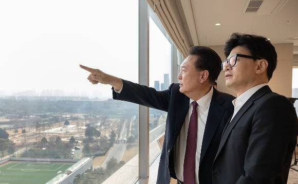 사진은 창밖 보며 대화 나누는 윤석열 대통령과 한동훈 전 국민의힘 대표. [사진=연합뉴스]