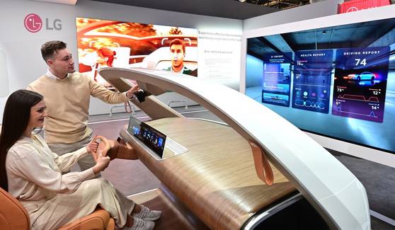 LG전자 전시관에서 관람객이 AI로 외국어 교통 표지판을 실시간으로 번역해주고, 운전자의 시선과 표정을 분석해 졸음, 실시간 심박수, 안전벨트 착용 여부 등 안전 정보를 알려주는 ‘인캐빈 센싱(In-cabin sensing, 운전자 및 차량 내부 공간 감지)’ 솔루션을 경험하고 있다. 사진 LG전자