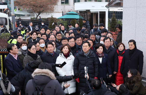 김기현, 나경원 의원 등 국민의힘 의원들이 6일 오후 서울 용산구 대통령 관저 앞에서 입장발표를 하고 있다. 김경록 기자