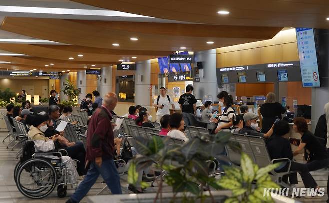 서울의 한 대학병원에서 환자와 보호자들이 진료를 기다리고 있다. 사진=박효상 기자