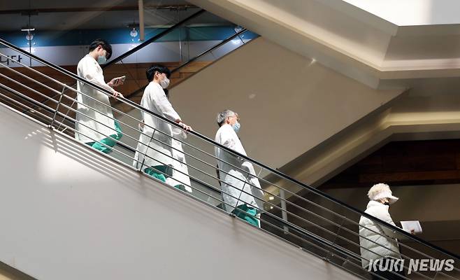 서울의 한 대학병원에서 의료진과 환자가 이동하고 있다. 사진=곽경근 대기자