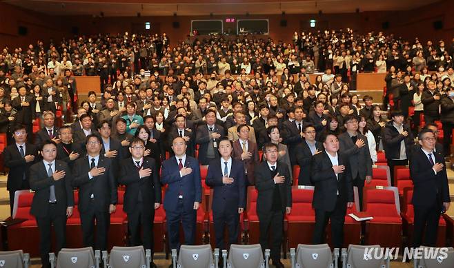 충남도는 6일 도청 문예회관에서 전 직원이 참석한 가운데 을사년 시무식을 개최했다.&nbsp;