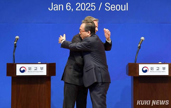 조태열(오른쪽) 외교부 장관과 토니 블링컨 미국 국무부 장관이 6일 오후 서울 종로구 외교부 청사에서 한미 외교장관회담 합동 기자회견을 마친 뒤 포옹하고 있다.&nbsp;