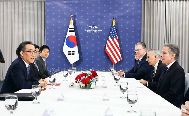 조태열 외교부 장관(왼쪽)과 토니 블링컨 미국 국무부 장관(오른쪽)이 6일 서울 서울 종로구 외교부 청사에서 한미 외교장관회담을 하고 있다.&nbsp;