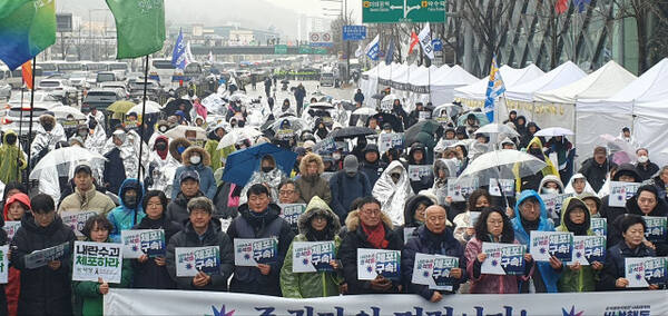 6일 서울 용산구 한남대로 윤석열 대통령 관저 일대인 일신홀 앞에서 전국민주노동조합총연맹이 기자회견을 열고 목소리를 내고 있다. 민주노총 제공