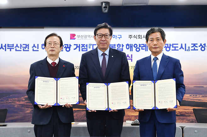 6일 부산시청에서 부신시와 사하구, 엘튼이 ‘복합 해양레저관광도시’ 조성 업무협약을 체결했다. 왼쪽부터 이갑준 사하구청장, 박형준 부산시장, 민간투자자 박재복 엘튼 대표. [부산시]