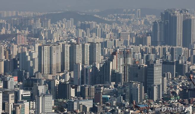 (서울=뉴스1) 임세영 기자 = 지난해 서울 아파트 경매 진행 건수가 급증하며 9년 만에 최고치를 기록했다.   고금리로 이자 부담을 견디지 못한 집주인들이 늘어난 데다, 대출 한도 축소와 부동산 시장 침체로 매수 수요까지 위축된 영향이라는 분석이 나온다.  2일 경매정보업체 지지옥션에 따르면 2024년 서울 아파트 경매 진행 건수는 3267건으로 집계됐다. 이는 2023년(1956건) 대비 66.9% 증가한 수치로, 2015년(3472건) 이후 9년 만에 가장 많은 기록이다.  사진은 이날 서울 남산에서 바라본 아파트 단지 모습. 2025.1.2/뉴스1  Copyright (C) 뉴스1. All rights reserved. 무단 전재 및 재배포,  AI학습 이용 금지. /사진=(서울=뉴스1) 임세영 기자