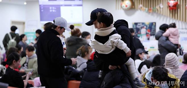 최근 독감(인플루엔자) 유행이 급격하게 확산하고 있는 가운데 5일 서울의 한 어린이병원을 찾은 어린이 환자들이 진료를 받기 위해 대기하고 있다./사진=(서울=뉴스1) 박지혜 기자