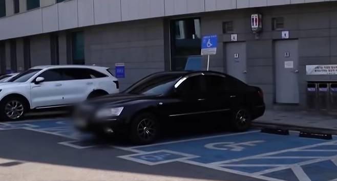 장애인주차구역에 주차한 차 모습. [이노씨엔에스 홈페이지 캡처]