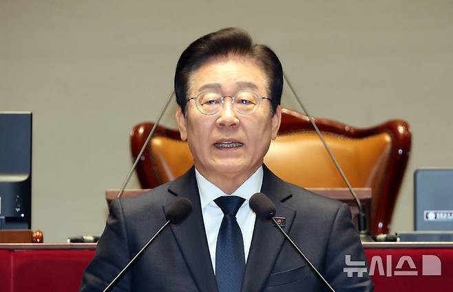 [서울=뉴시스] 고승민 기자 = 이재명 더불어민주당 대표가 6일 서울 여의도 국회에서 열린 비상의원총회에서 발언하고 있다. 2025.01.06. kkssmm99@newsis.com