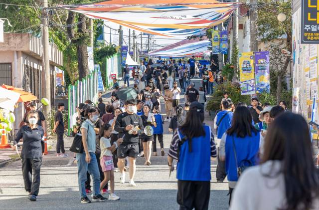 ▲익산의 한 축제에 몰린 젊은세대들. 맛있는 음식도 맛보고 축제도 즐기려는 젊은이들이 대거 방문한 것으로 분석됐다. ⓒ익산시