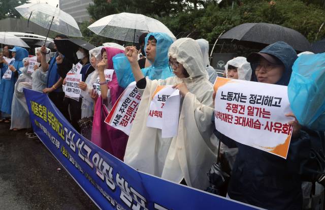 ▲세종호텔 정리해고 철회를 위한 공동대책위원회 관계자들이 2024년 7월 18일 서울 서초구 법원삼거리에서 '세종호텔 부당해고 2심 선고 입장 발표 기자회견'을 열고 사측 주장만 인정한 정리해고 판결을 규탄하고 있다. ⓒ연합뉴스