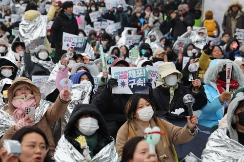 대통령 체포 및 탄핵 찬성 목소리 내는 진보단체 - 윤석열 대통령에 대한 고위공직자범죄수사처(공수처)의 체포영장 유효기간 만료를 하루 앞둔 5일 서울 용산구 대통령 관저 인근에서 민주노총 등 진보단체가 대통령 체포 및 탄핵 찬성 집회를 하고 있다. 연합뉴스