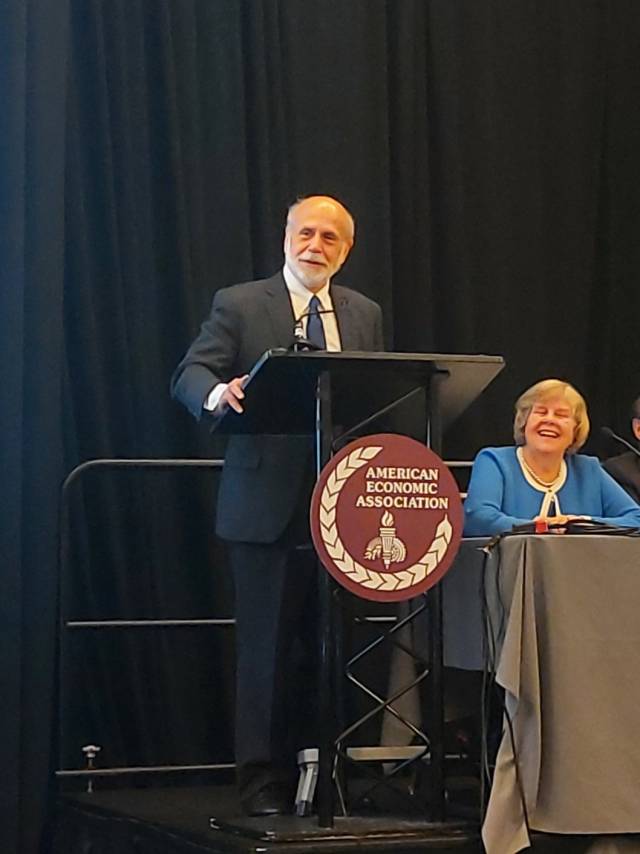 벤 버냉키 전 연방준비제도(Fed·연준) 의장이 5일(현지 시간) 미국 캘리포니아주 샌프란시스코에서 열린 2025 전미경제학회(AEA) 연례총회에서 발언하고 있다. 김흥록 특파원