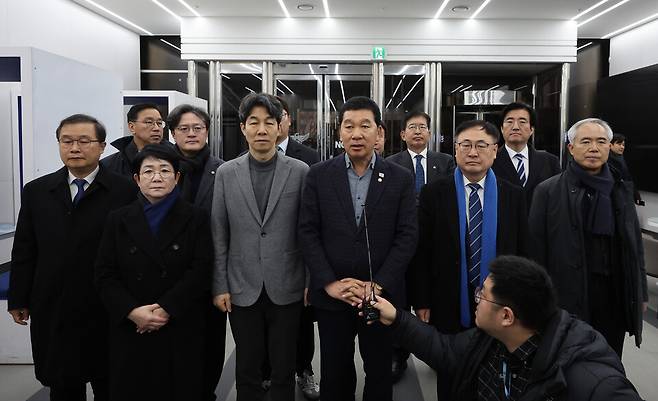 국회 행정안전위원회 신정훈 위원장과 더불어민주당 윤건영 간사 및 위원들이 윤석열 대통령 체포영장 집행과 관련해 1월6일 서울 서대문구 경찰청 국가수사본부를 방문해 입장을 밝히고 있다. ⓒ 연합뉴스