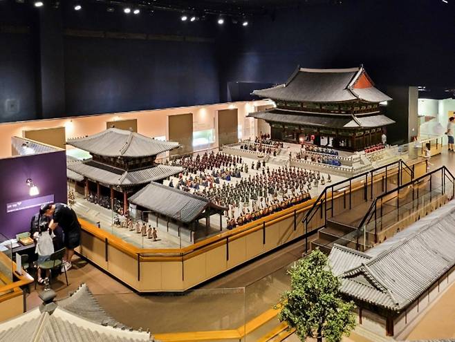 롯데월드 민속박물관의 전시. 조선시대 왕의 즉위식 모습을 재현했다 사진제공|서울관광재단
