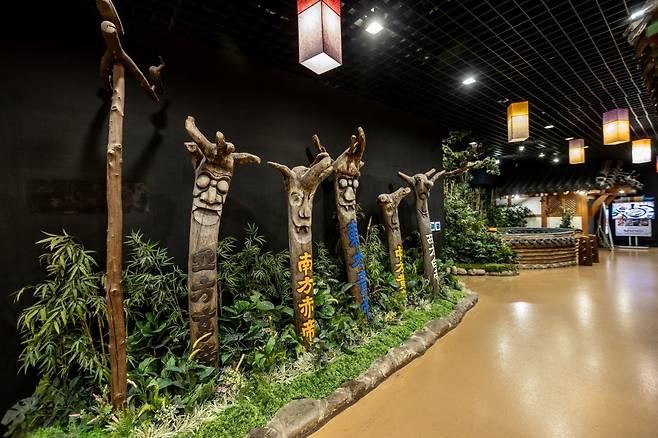 해학적인 모습의 다양한 장승이 인상적인 롯데월드 민속박물관 내부 사진제공|서울관광재단
