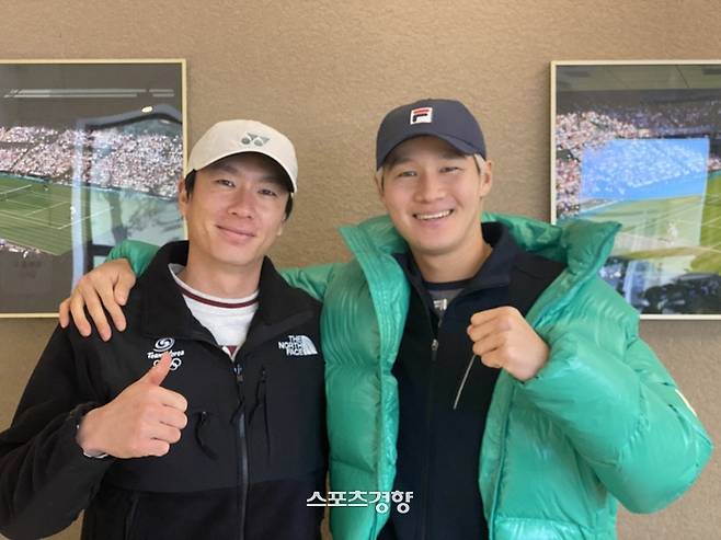 권순우(오른쪽)과 홍성찬이 지난해 연말 본지와 인터뷰 뒤 포즈를 취하고 있다. 이정호 기자