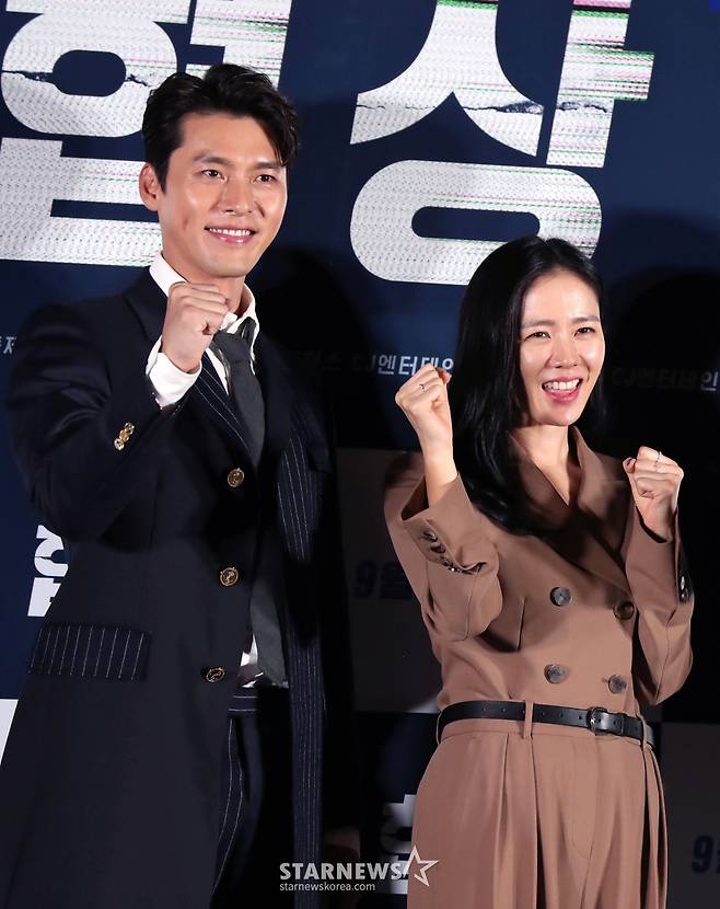 배우 손예진, 현빈이 10일 오후 서울 용산CGV에서 열린 영화 '협상' 언론시사 및 간담회에서 포즈를 취하고 있다.