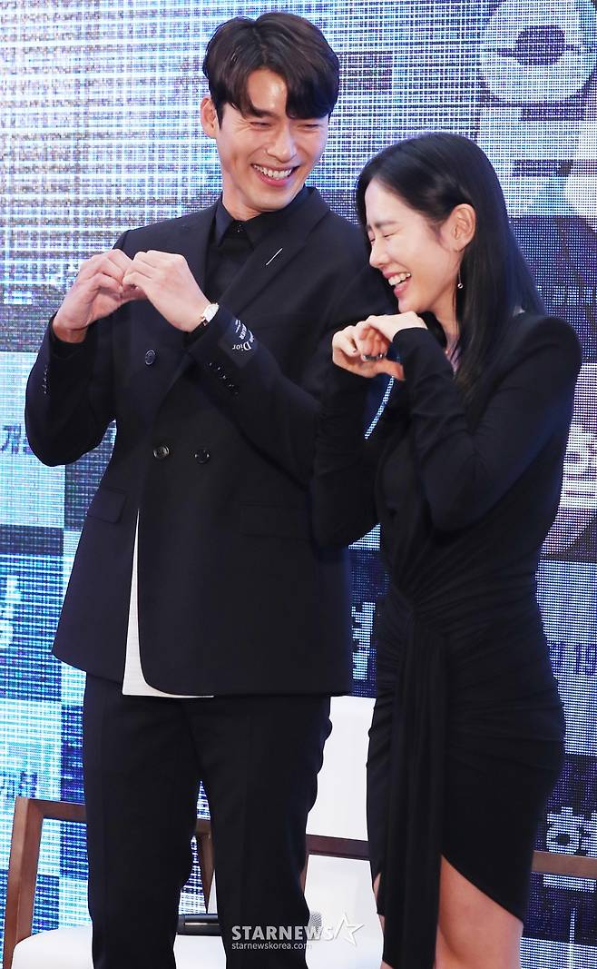 배우 현빈, 손예진이 3일 오후 서울 강남구 코엑스 라이브플라자에서 진행된 영화 '협상(감독 이종석)' 쇼케이스에 참석해 포즈를 취하고 있다.